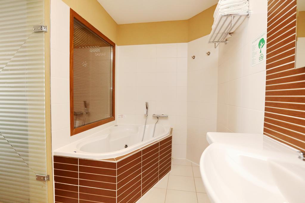 City Hotel Nitra With Free Parking エクステリア 写真